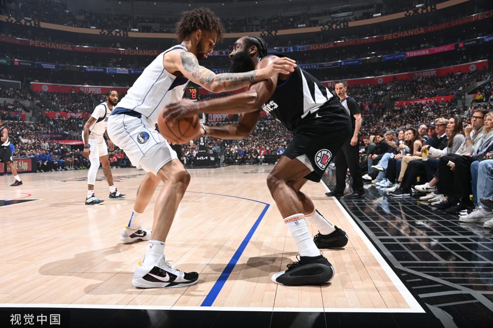 后防线的坚 后防线的坚